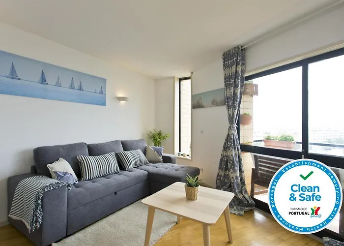 Host Wise - Amazing Comfy Flat With Balcony